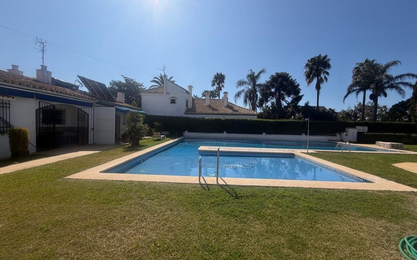 CASA ADOSADA EN CORTIJO BLANCO